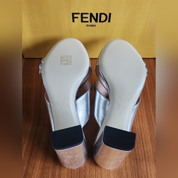 $900 Brand New 100% Authentic Fendi Women's Sandals Silver Leather - Picture 4 of 11